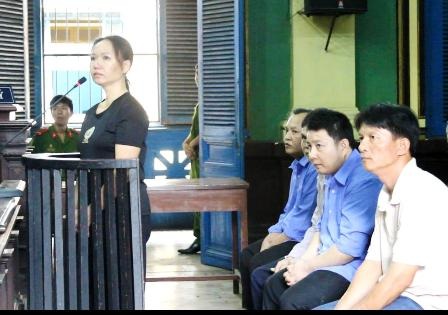 Cha mẹ vào tù vì chạy án cho con - 1 Các bị cáo tại tòa